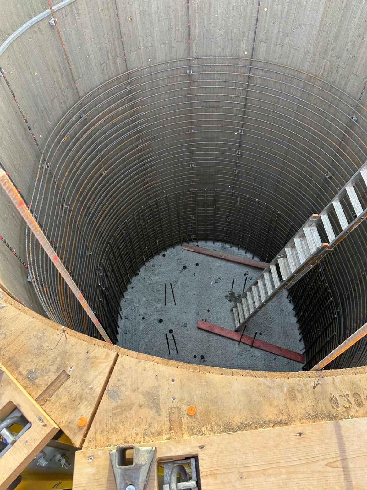 Großflächige Bodenplatten-Bewehrung vor dem Betonieren