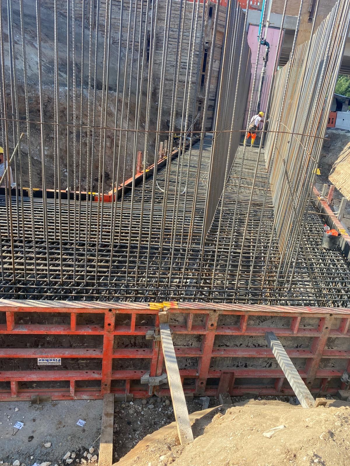 Wandbewehrung mit Schalung auf der Baustelle